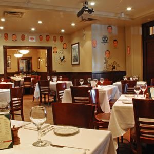 مطلوب للعمل في مطعم محاسب وسائق