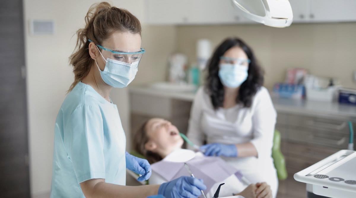 مطلوب طبيب اسنان و نسائية للعمل لدى عيادة